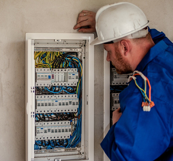 Hier erfahren Sie alles was Sie über unsere Ausbildung zum Elektroniker wissen müssen.